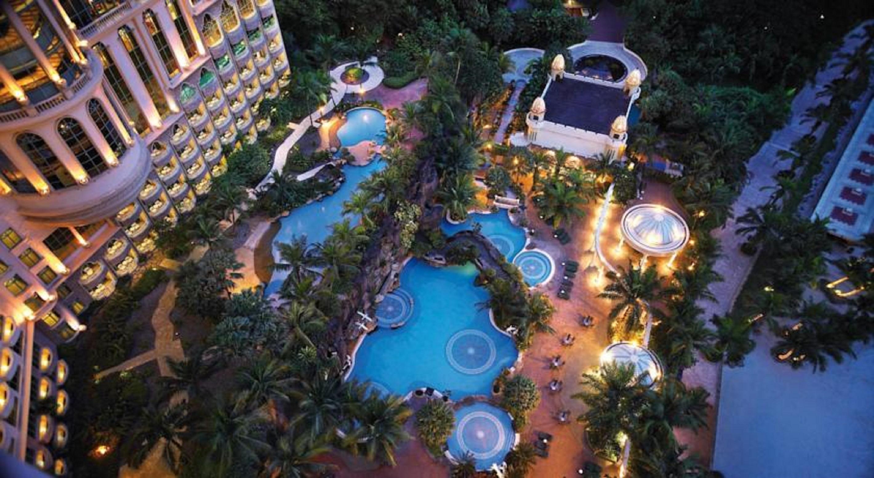 Sunway Resort Hotel Petaling Jaya Exterior foto The pool at the Shangri-La Kuala Lumpur