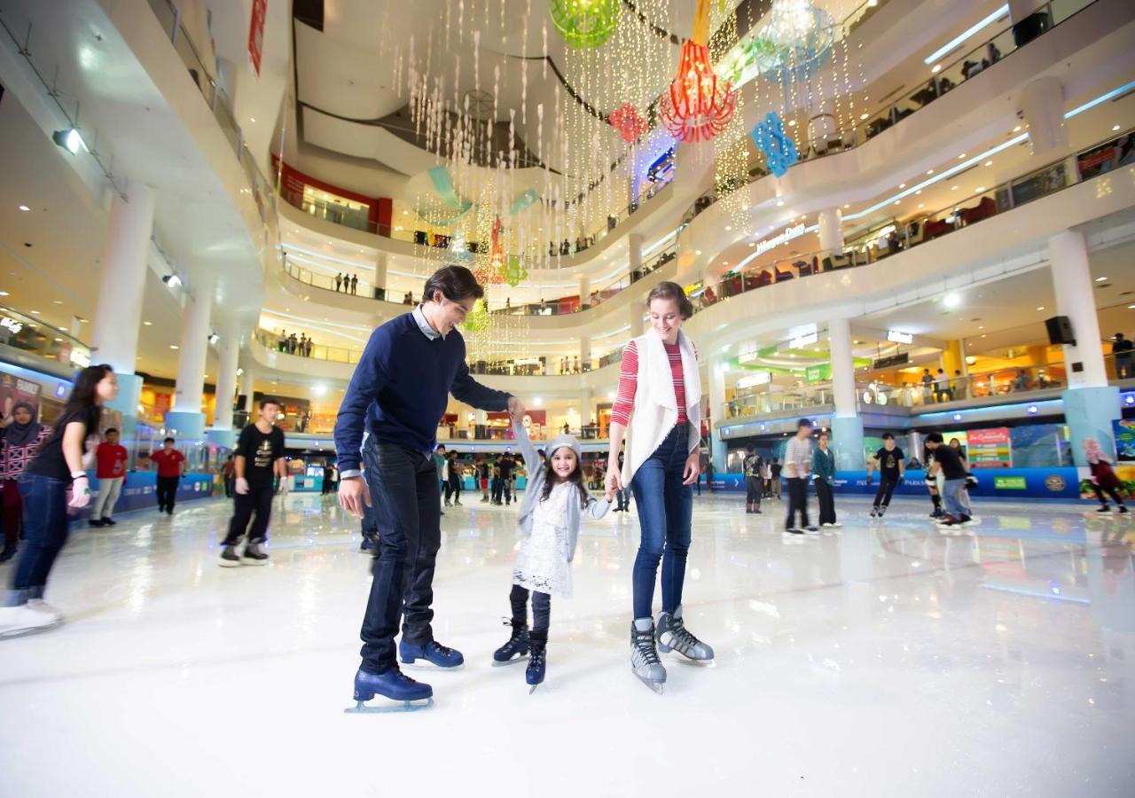 Sunway Resort Hotel Petaling Jaya Exterior foto Ice rink at the mall